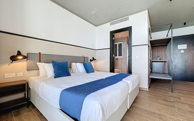 South 32 Hotel by Zzzing