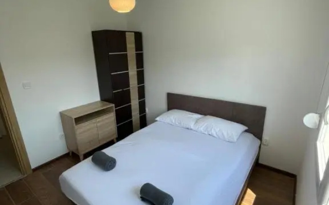 Entire 1-bedroom apartment with free parking