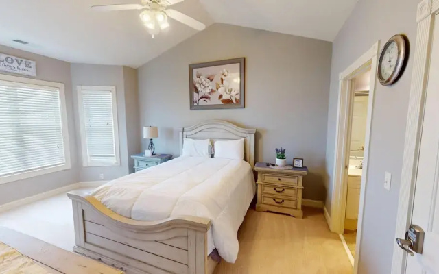Magnolia Pointe Luster Leaf 4895-402