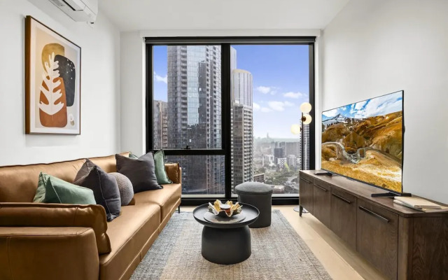Modern 2BR Southbank Views + Pool Gym Near Casino