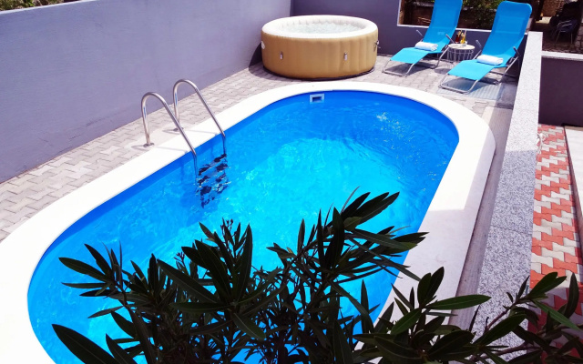 Spacious Apartment With Swimming Pool and Jacuzzi, Sea View