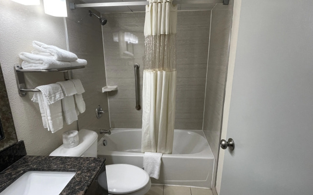 Quality Inn & Suites Cincinnati Downtown Area