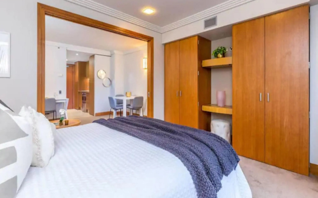 Stylish Central City Apartment with Pool and Gym