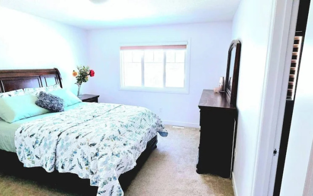Modern 3BR Home Edmonton Near by Airport