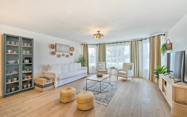 Chic Kissimmee Townhome: 4 Mi to Disney!