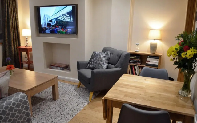 Two bedroom Tower Bridge Apartment for 6 with terrace