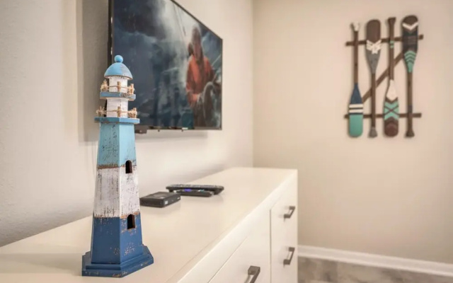 Mickey Themed Bedroom Condo Near Disney