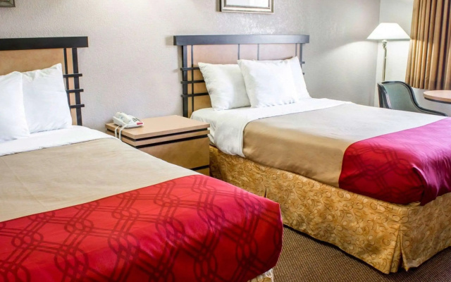 Econo Lodge Inn & Suites Colonie Center Mall