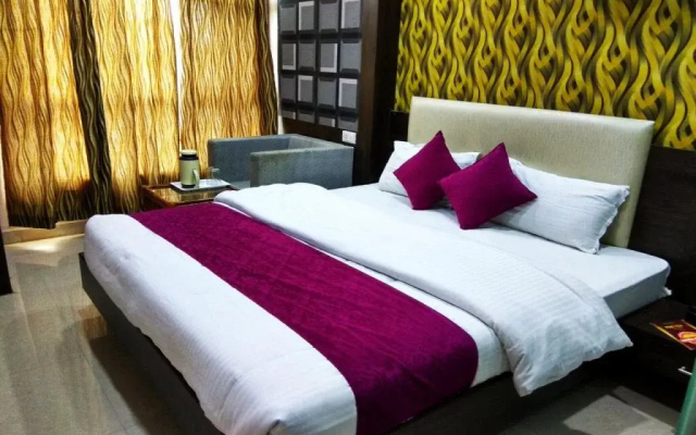 OYO 2403 Hotel Aamantran Avenue