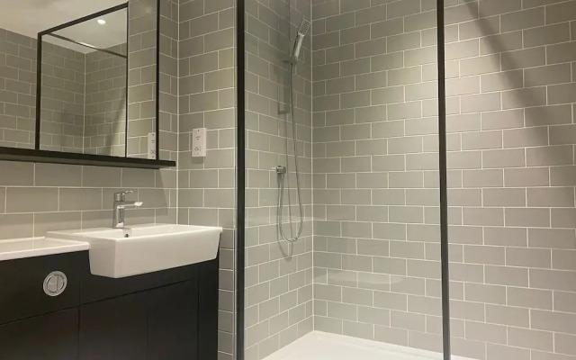 Sunny Gardens 3-bed Apartment in London
