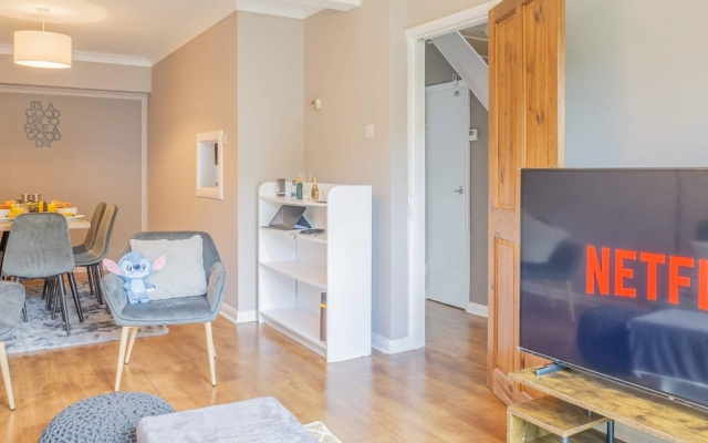 Spacious 4-bed House Guildford Free Parking