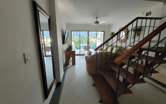 Apartamento duplex frente al mar con playa privada