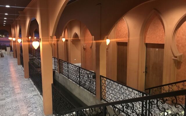 Отель Bee Sleep Hostel & Nana Art gallery Таиланд, Паттайя - отзывы, цены и фото номеров - забронировать отель Bee Sleep Hostel & Nana Art gallery онлайн вид на фасад