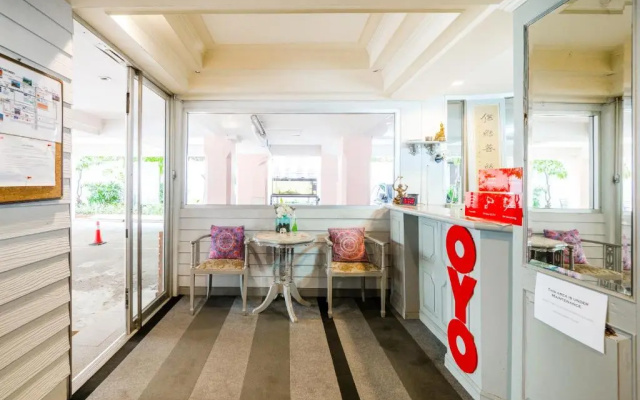 OYO 1042 Boons Residence Sathorn