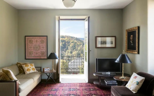 Luxury 2 bed apartment, central location with mountain views