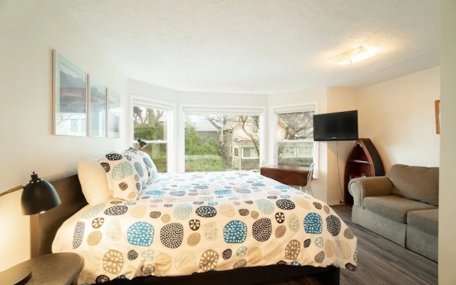 The Lakeside Caboose 3 Bedroom Home