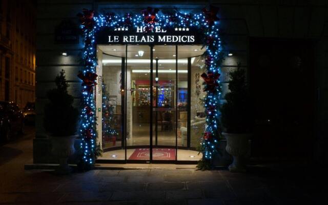 Отель Relais Medicis Париж вид на фасад