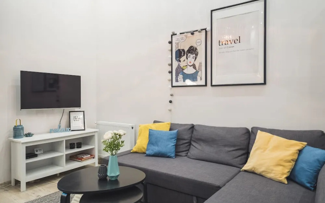 CozyYellowCube Apartment