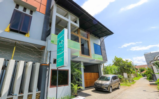 Artha Graha Vip by OYO Rooms