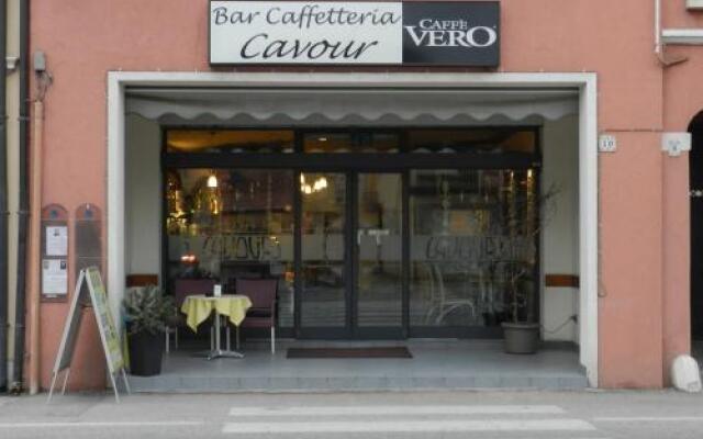 Отель Locanda Trattoria Caffè Cavour Италия, Лимена - отзывы, цены и фото номеров - забронировать отель Locanda Trattoria Caffè Cavour онлайн вид на фасад