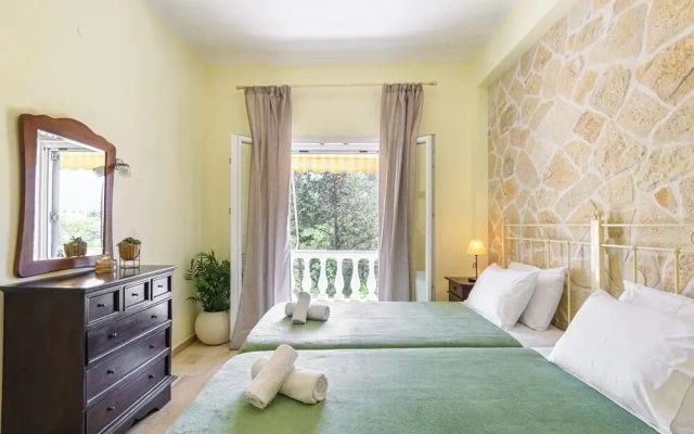 Kentra Apartment a Lovely Space Only 150m From the Beach