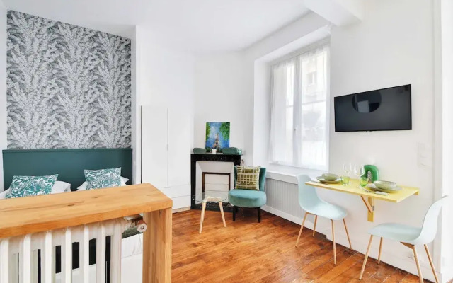 Cozy Studio With Terrace Near the Eiffel Tower