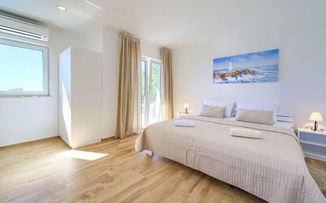 Villa in Cres With Sea Views & Pool