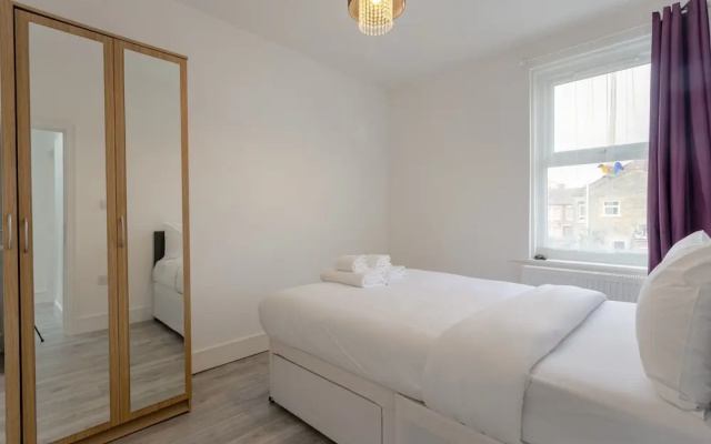 3 Bedroom House In Tooting With Garden
