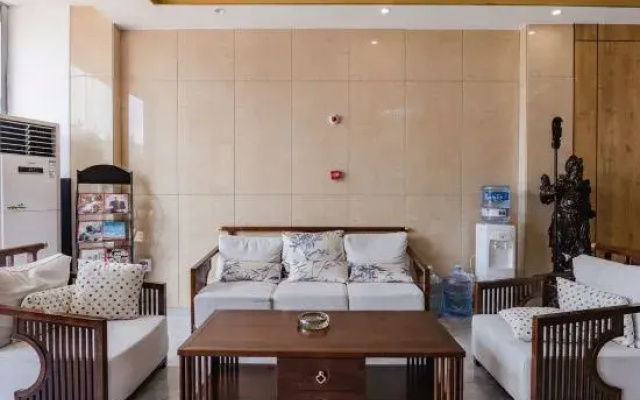 Shanghe Business Hotel (Sheqi Bus Station)