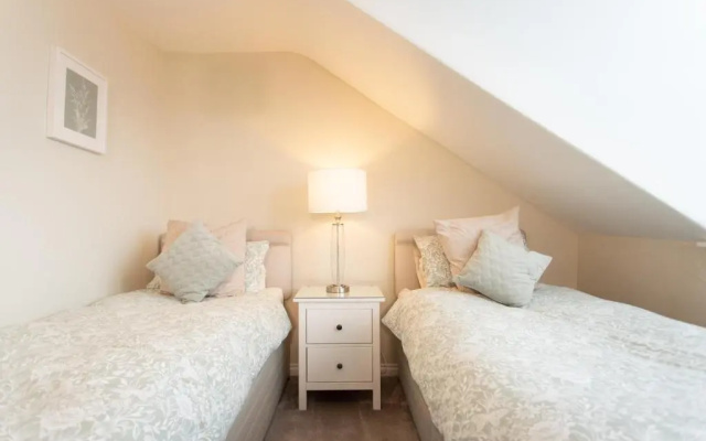 3 Private bedrooms attached to hosts home Free parking