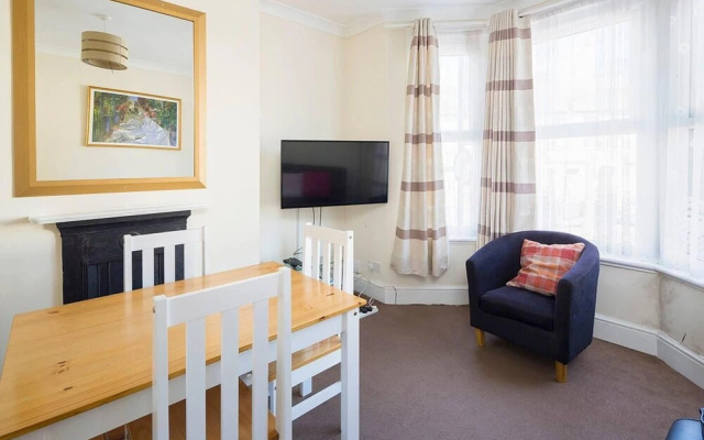 Welcoming 3BR Flat With Parking in Gillingham