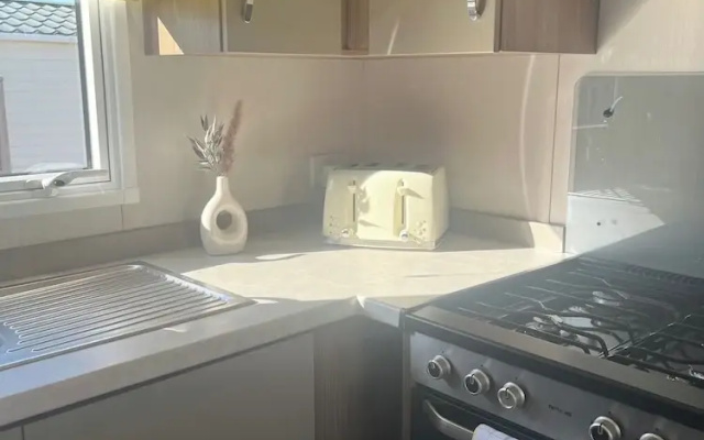 2-bed Cabin, Sleeps 4 in Cayton Bay