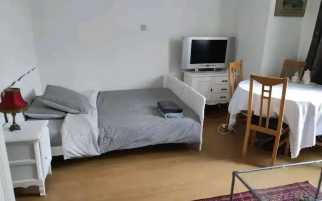 "entire Cozy Three Bedroom Apartment in Bruxelles"
