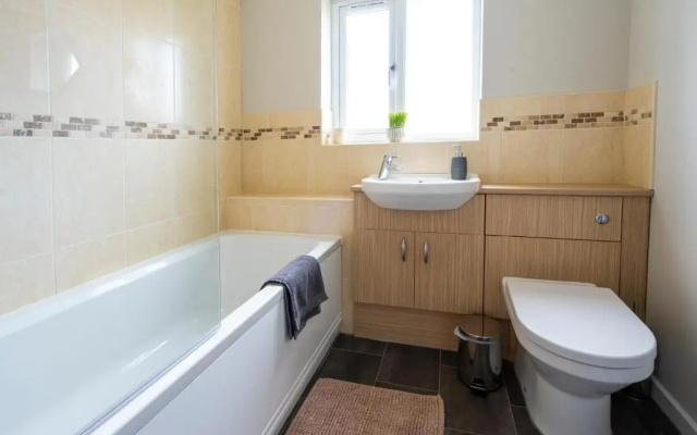 Bright & Modern 4 Bedroom Townhouse