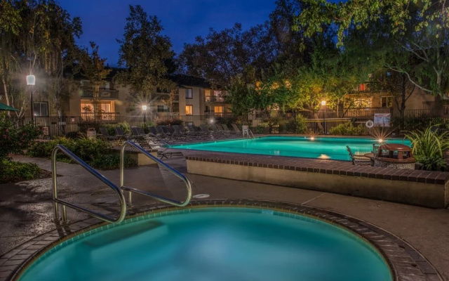Oakwood At 350 Sharon Park Drive