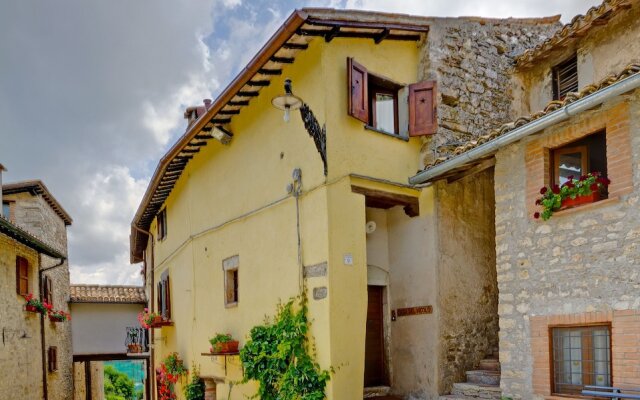 Отель Borgo Acquaiura Сполето вид на фасад