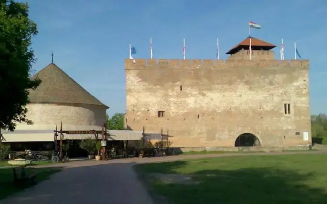 Hold Utcai Vendégváró