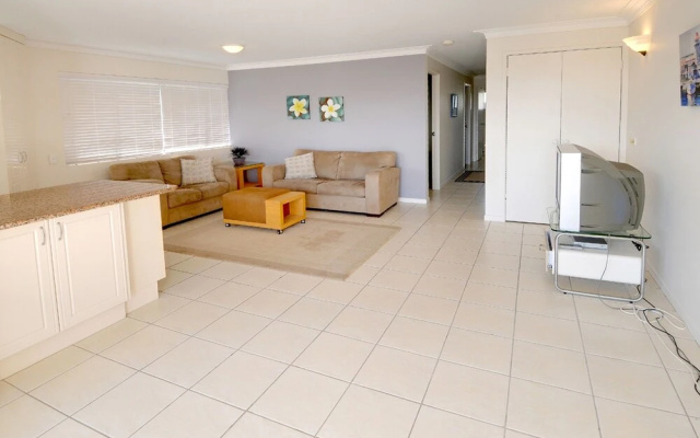 Maui 6 - 2 BDRM Apt on Parkyn Pde
