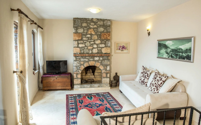 Metis Stone Home