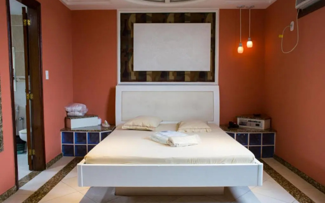 Motel Caricia (Только для взрослых)