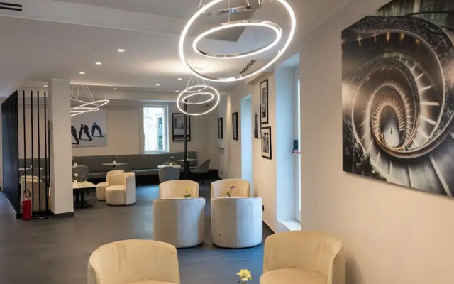 J Maluni City Hotel