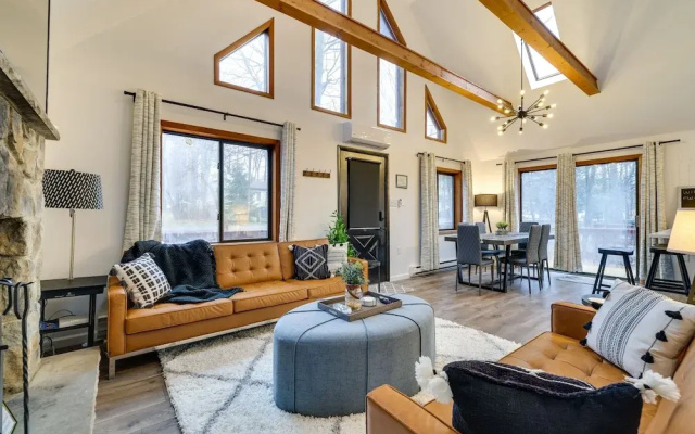 Poconos Chalet With Lake & Pool Access!