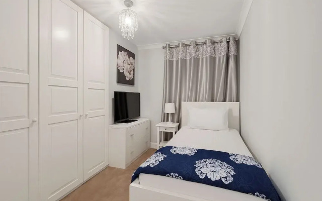 Chic London Apartment in Brown Hart Gardens