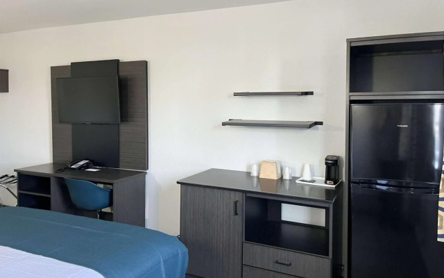 Studio 6 Suites Delano, CA