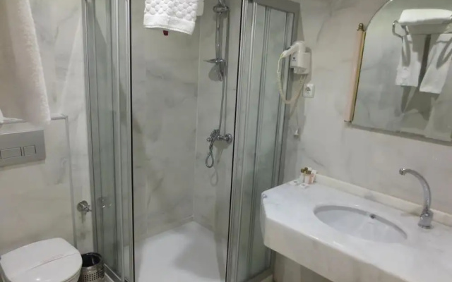 Eyna Hotel