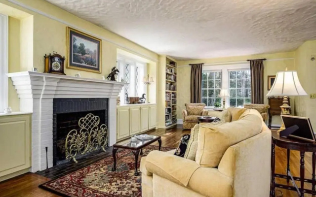 Knollwood House Bed & Breakfast