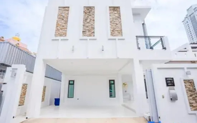 Jomtien Beach Access 200 m. Spacious 4BR Pool Villa - VVP31.11