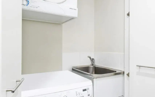 Spacious & High in the Skyplaza - 1bd 1bth Apt