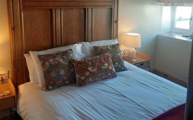 Near Rhosneigr - Sleeps 2 - Pets and Parking