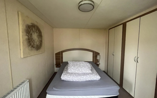 Caravan - Sleeps 6 - Pets Ok - Parking